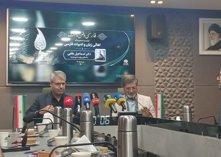 زبان فارسی خط مقدم هویت فرهنگی ماست